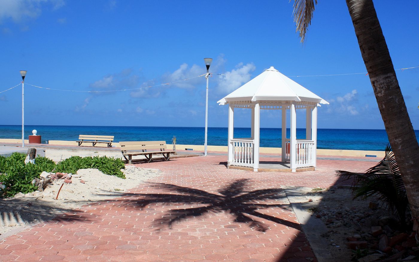 View of the coast of Isla Mujeres from the sea, in Quintana Roo.